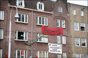 ME verwijdert banners Linnaeusstraat 72